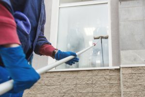 Fördelarna med att anlita fönsterputsningsexperter för ditt hem