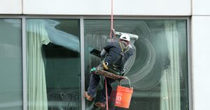Specialutrustning för fönsterputs på höga byggnader